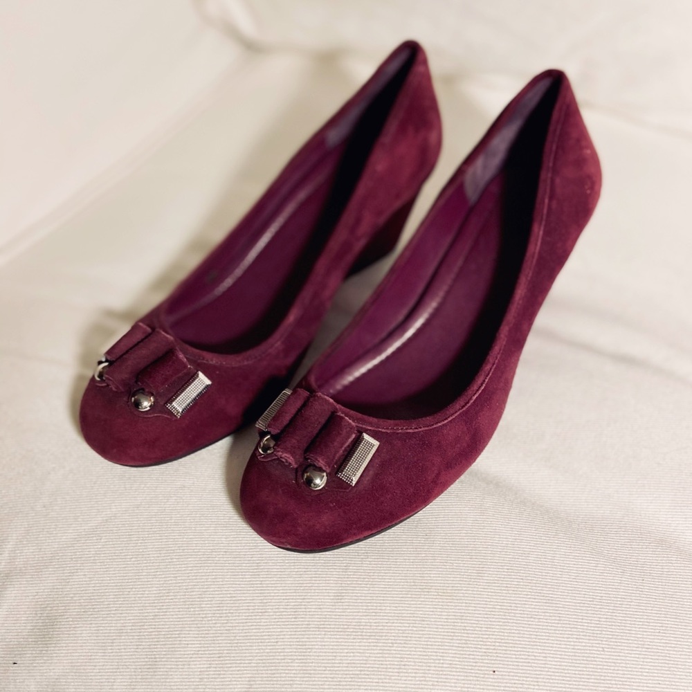 ✨3/15✨  BCBGeneration Deep Plum Suede Wedges SFH